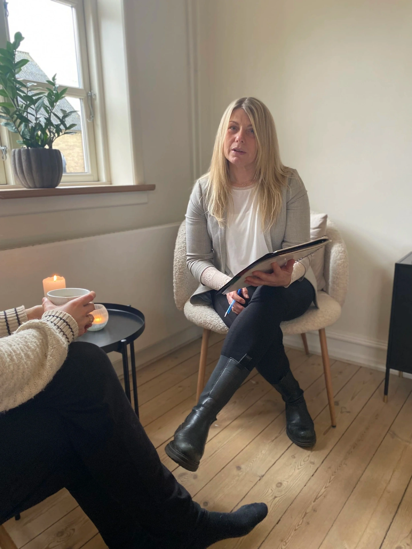 Karina i samtale i det rolige terapilokale på Savmosegård